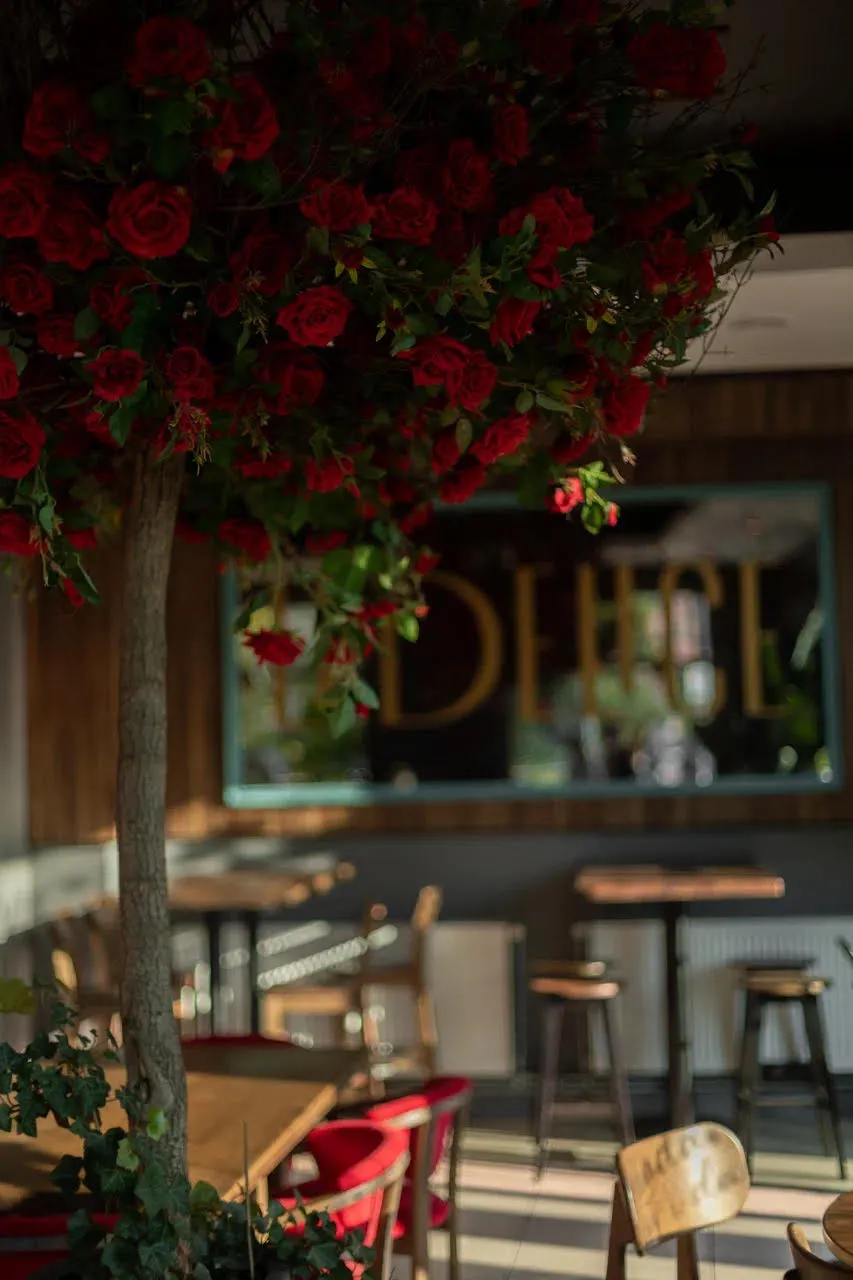 Sala bistro Le Délice z różanym drzewem